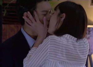 国产吻戏原片无配音版在线播放,国产吻戏原片无配音版在线播放，情感流露尽在不言中